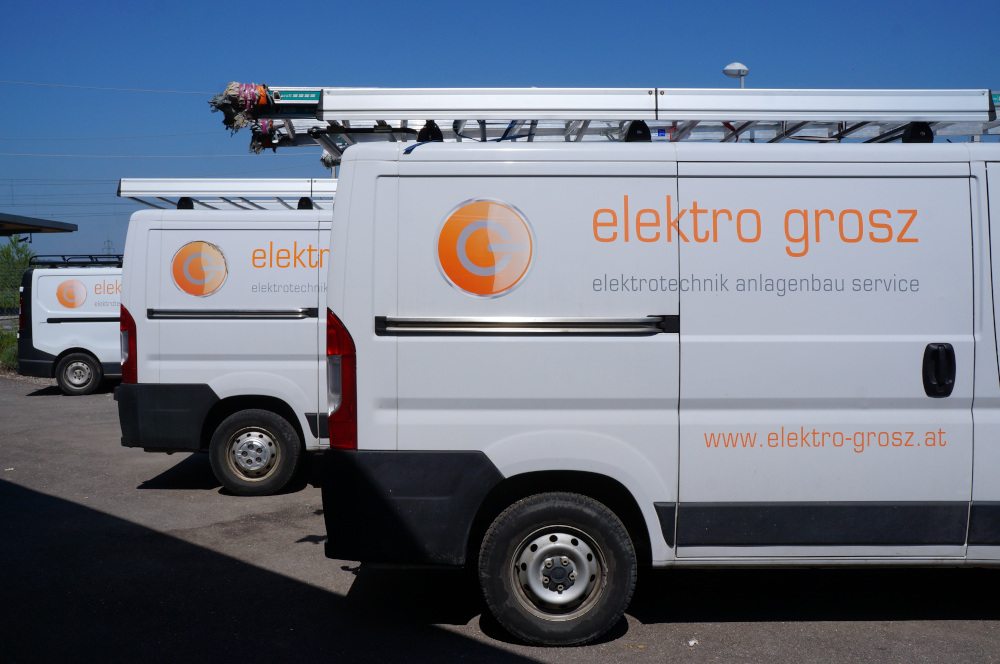 drei Firmenautos mit Elektro-Grosz-Logo